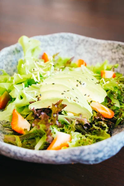 Avocado en aardbeien met groente salade — Stockfoto