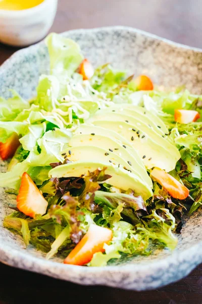 Авокадо и клубника с овощным салатом — стоковое фото