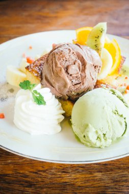 Bal tost ile dondurma