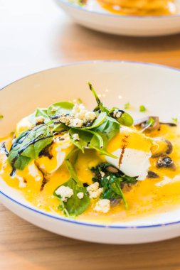 Mantar ve yumurta benedict beyaz plaka