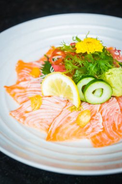 Beyaz tabak içinde Somon carpaccio