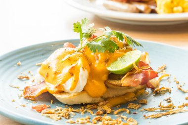 Yumurta benedict plaka 