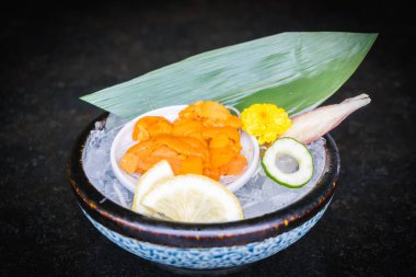Ham ve taze Uni sashimi