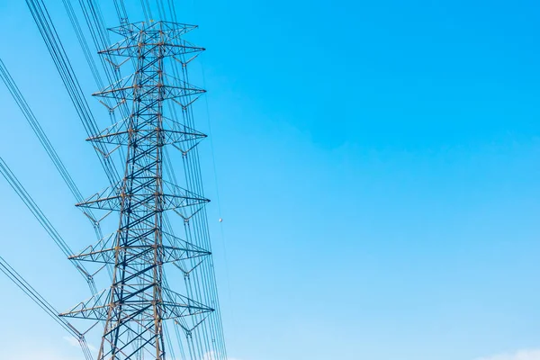 Strommast mit Hochspannung — Stockfoto