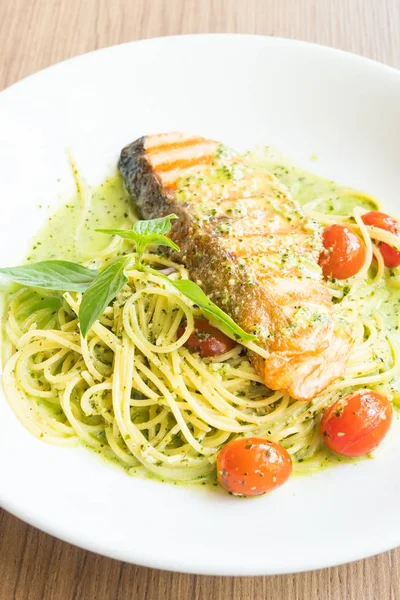 Spaghetti pesto salmon — Stock Photo, Image