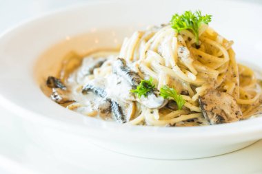 Trüf mantarlı makarna krema sosu