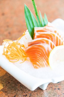 Beyaz tabak içinde somon balığı