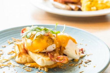 Yumurta benedict plaka 