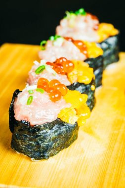 Uni suşi otoro ton balığı ve üstte somon yumurta ile