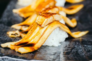 Suşi ile kaz ciğeri üst ızgara yılan balığı balık