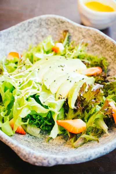 Avocado en aardbeien met groente salade — Stockfoto