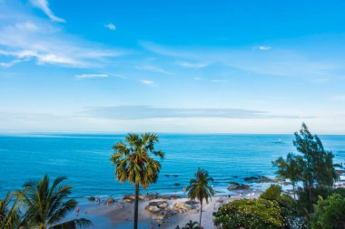 Güzel deniz ve plaj mavi gökyüzü