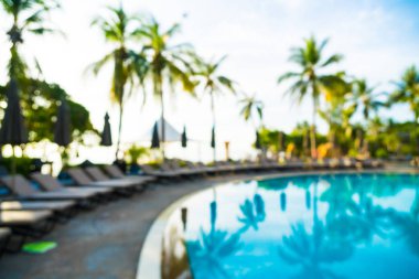 Siluet Hindistan cevizi hurma ağacının Yüzme Havuzu etrafında