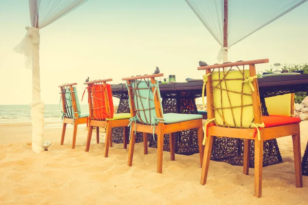 Table et chaise ensemble sur la plage pour le dîner — Photo