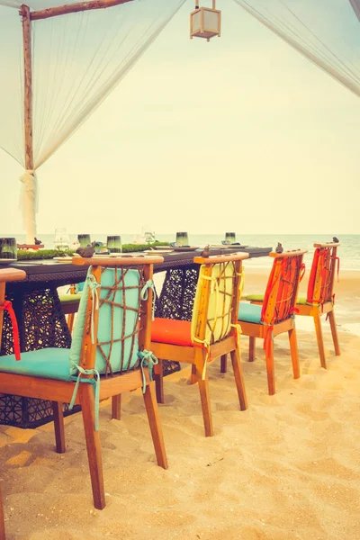 Table and chair set on the beach for dinner — Stock Photo, Image