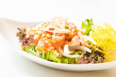 Baharatlı somon salata