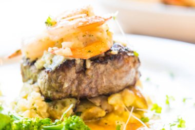 Yumurta ve karides ve karides ızgara biftek