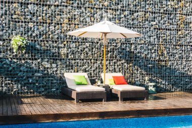 Şemsiye ve Yüzme Havuzu etrafında sandalye 