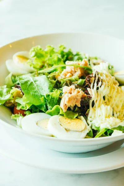 Salada de atum fresco em tigela branca — Fotografia de Stock