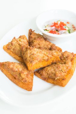 Kızarmış ekmek yaymak kıyılmış domuz eti ile