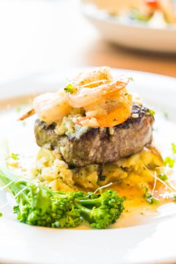 Yumurta ve karides ve karides ızgara biftek