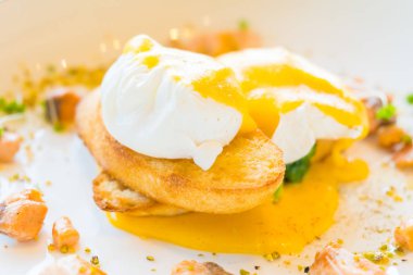 연어 달걀 베네딕트