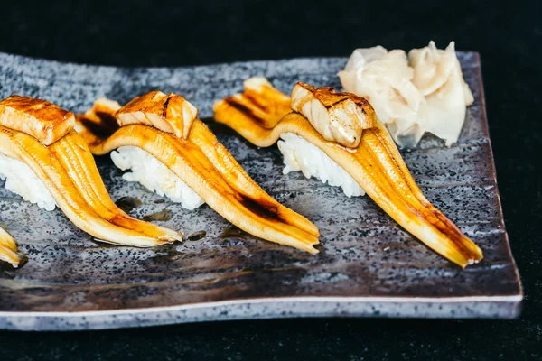 Sushi de pește la grătar cu foie gras pe partea de sus — Fotografie, imagine de stoc