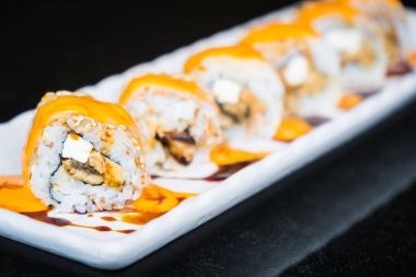 Yılan balığı suşi roll maki peynir ile
