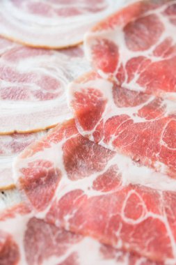 pişmemiş domuz eti