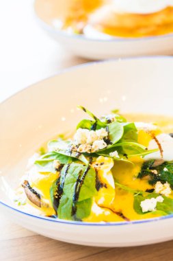 Mantar ve yumurta benedict beyaz plaka