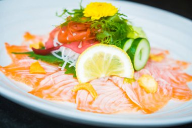 Beyaz tabak içinde Somon carpaccio