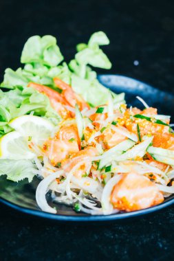 Baharatlı somon salata