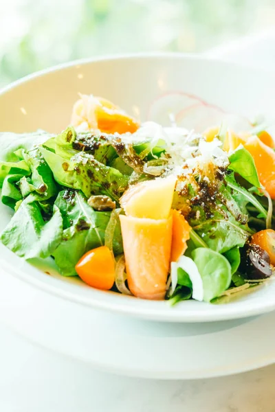 Räucherlachs-Salat — Stockfoto