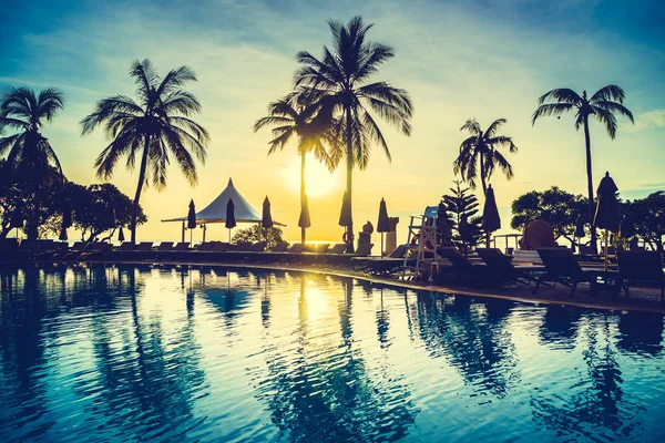 Silhouette palma da cocco intorno alla piscina — Foto Stock