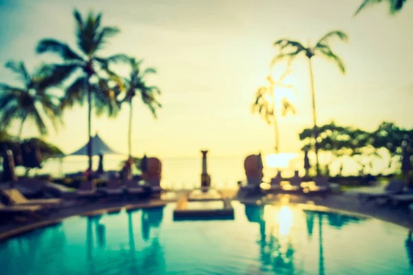 Silhouette palma da cocco intorno alla piscina — Foto Stock