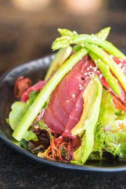 Ham Taze orkinos balığı salatası 