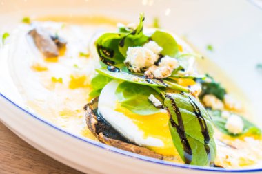 Mantar ve yumurta benedict beyaz plaka