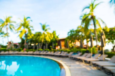 Siluet Hindistan cevizi hurma ağacının Yüzme Havuzu etrafında