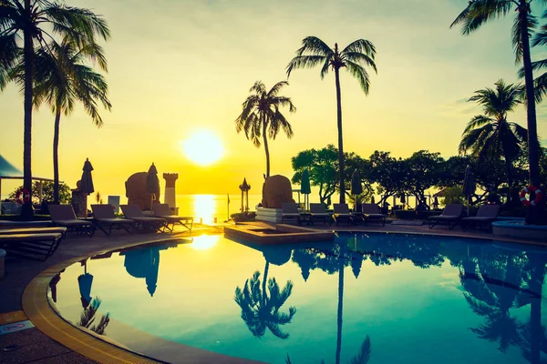 Silhouette coconut palm tree around swimming pool — Stock Photo, Image