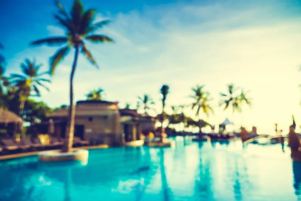 Silhueta de coco palmeira em torno da piscina — Fotografia de Stock