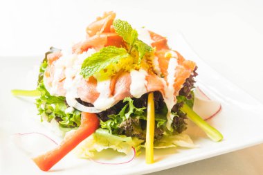 Beyaz tabak içinde somon salata