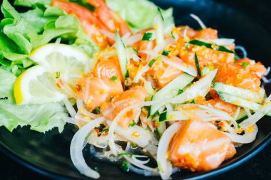 Baharatlı somon salata