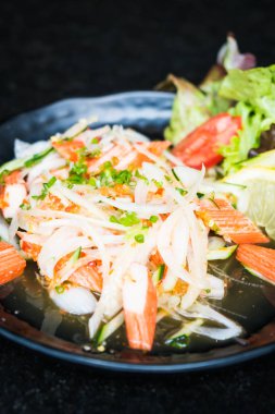 Baharatlı Yengeç sopa salatası