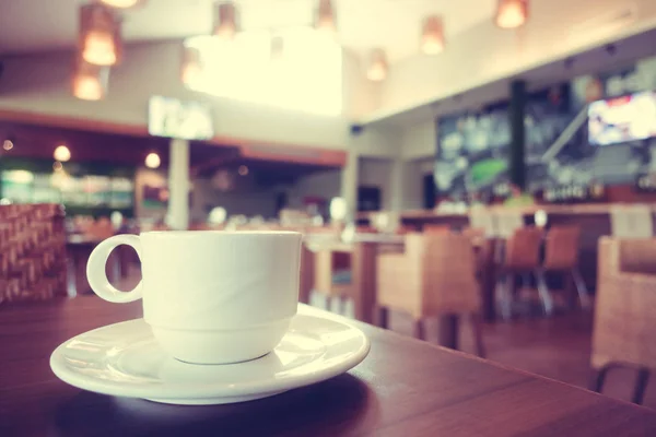Weiße Kaffeetasse im Café — Stockfoto