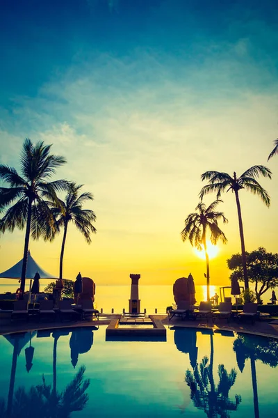 Silhouette coconut palm tree runt pool — Stockfoto