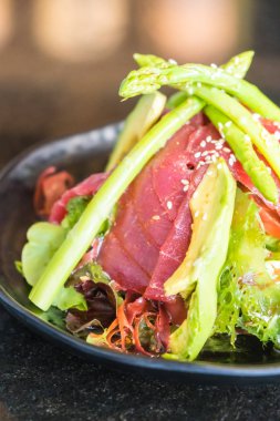 Ham Taze orkinos balığı salatası 