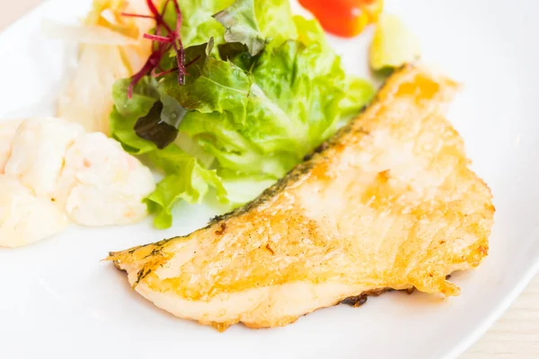 Рыбный стейк с овощами — стоковое фото