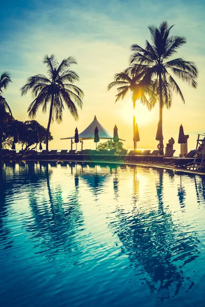 Silhouette palma da cocco intorno alla piscina — Foto Stock