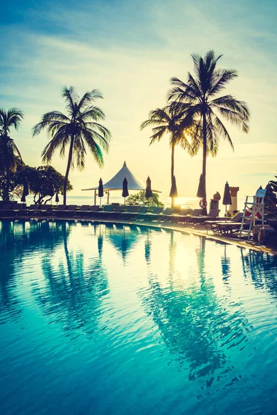 Silhueta de coco palmeira em torno da piscina — Fotografia de Stock