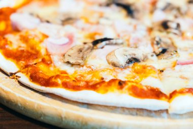 jambon ve mantar pizza